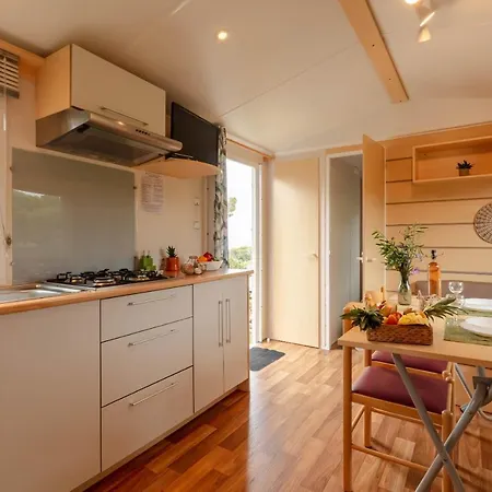 Holiday home Le Photinia, Mobil-home Climatise Avec Vue Situe Au Coeur Du Domaine Hyeres